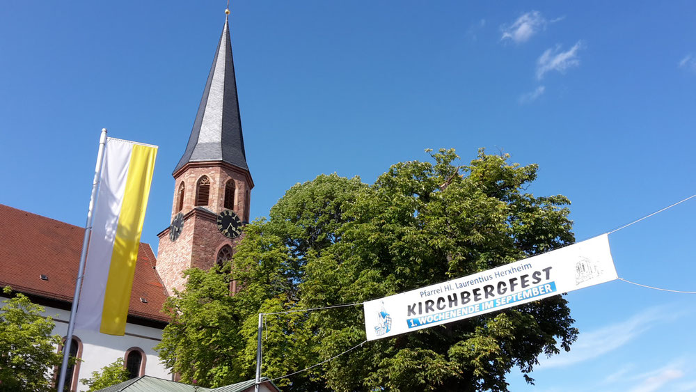 Die Herxheimer Kirche mit dem Werbebanner für das Kirchbergfest.