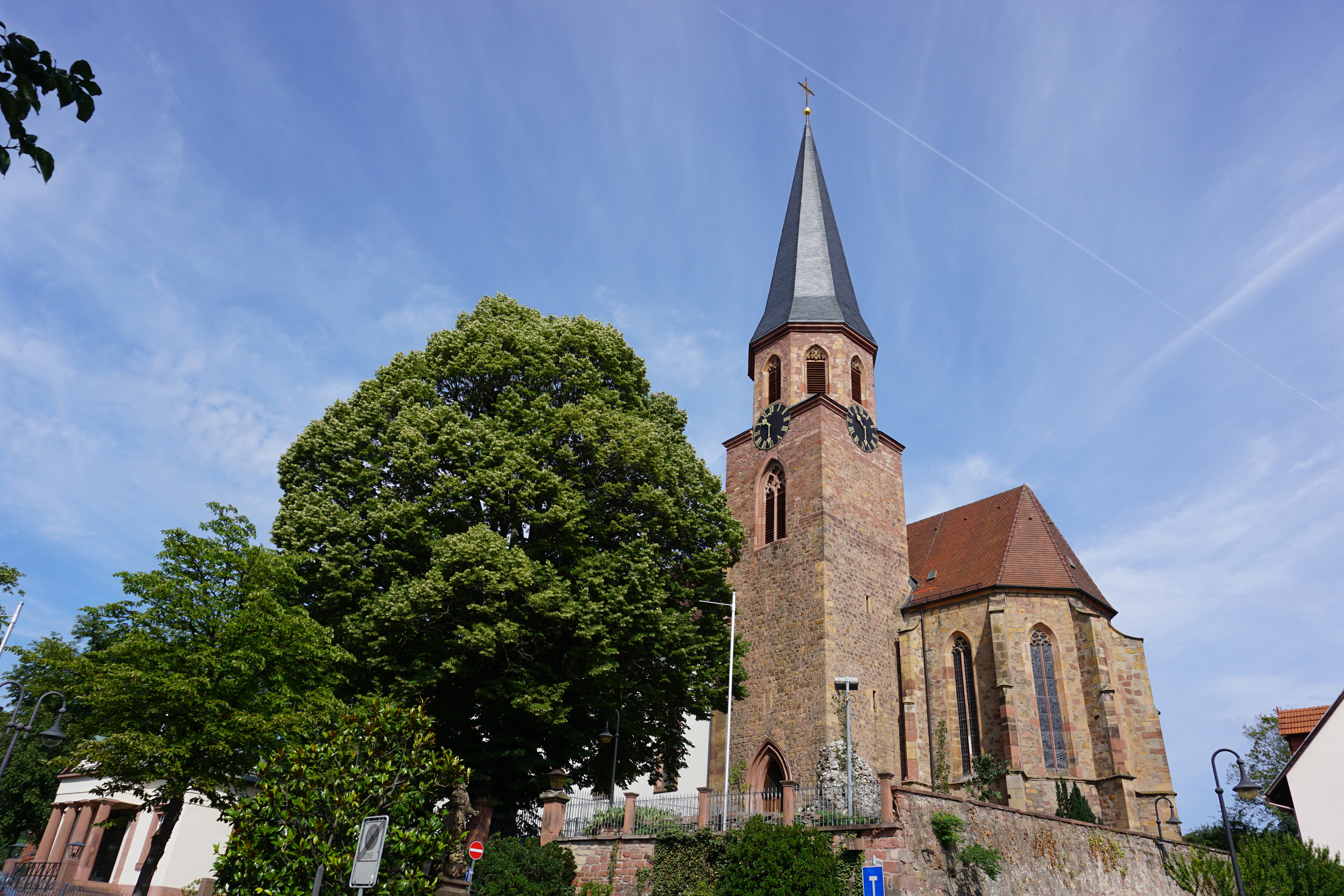 Die Herxheimer Kirche, bei welcher in der Nähe meine Bienen stehen.