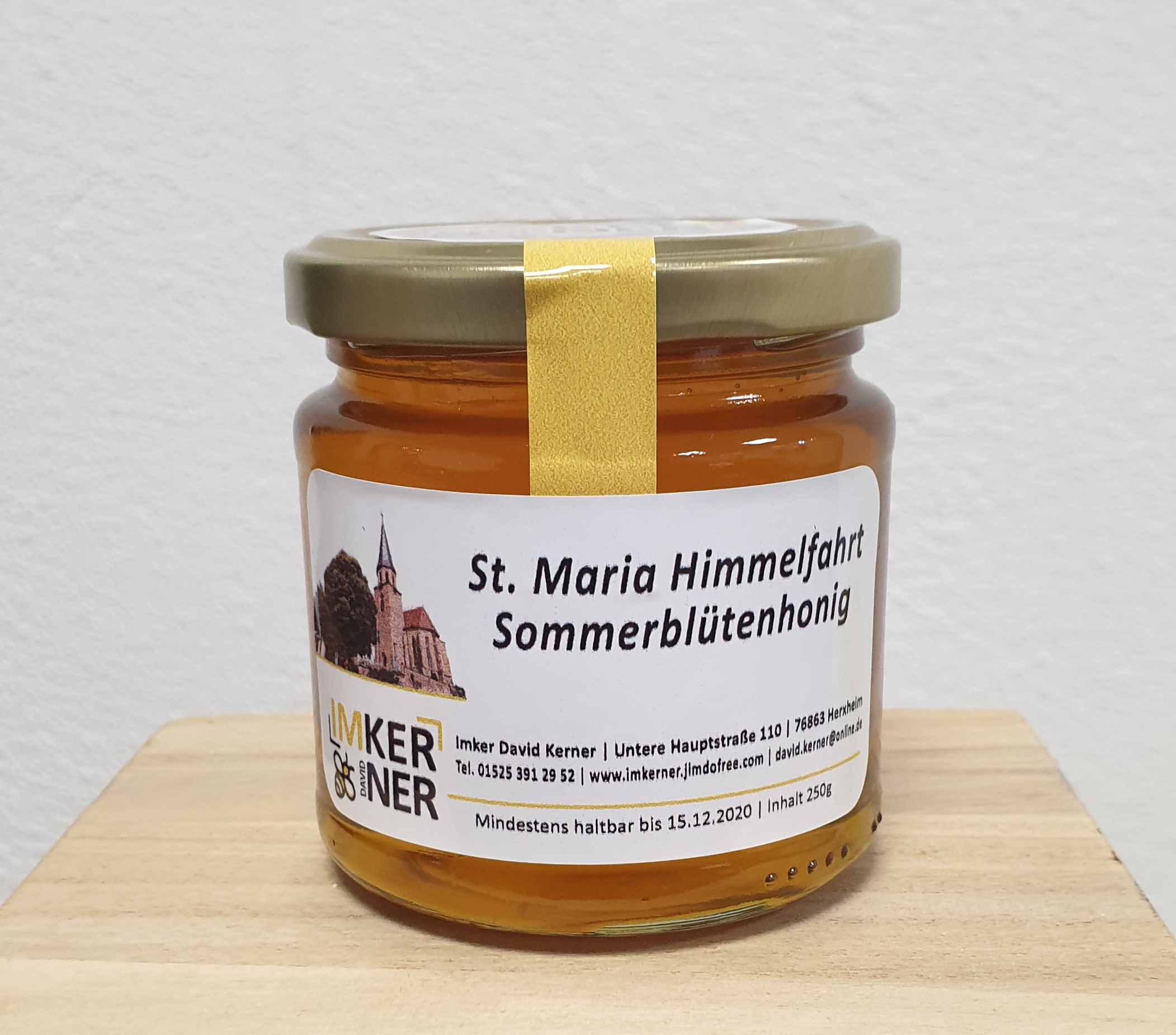 Ein Sant Maria Himmelfahrt Sommerblüten Honigglas.